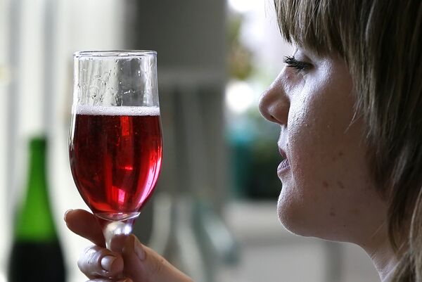El alcohol durante el embarazo conduce a retraso en el intelecto en los niños - Sputnik Mundo