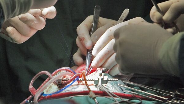 Cirujanos chinos operan hombre que vivió casi tres décadas con palillo en su estómago - Sputnik Mundo