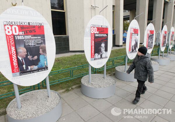 Exposición al aire libre con el motivo del 80 aniversario de The Moscow News - Sputnik Mundo