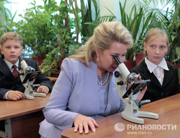 Primera dama de Rusia visita la escuela donde conoció a su marido - Sputnik Mundo