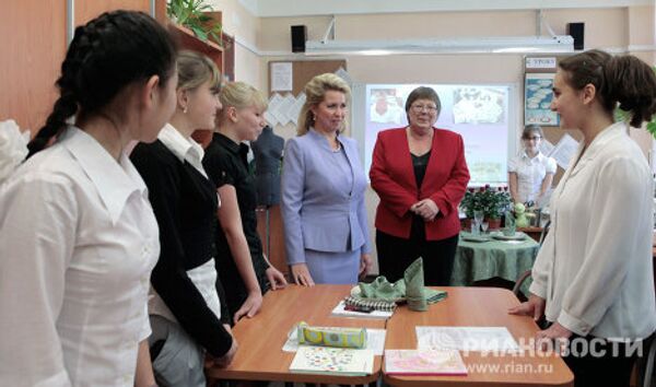 Primera dama de Rusia visita la escuela donde conoció a su marido - Sputnik Mundo