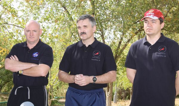 La nueva tripulación que partirá el viernes hacia la ISS estará integrada por los cosmonautas Scott Kelly,  Alexandr Kaleri y Oleg Skrípochka. - Sputnik Mundo