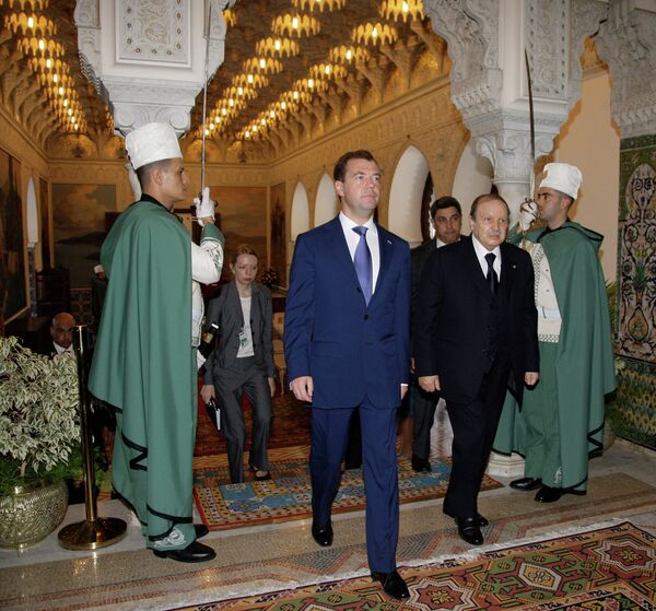 Los presidentes de Argelia y Rusia, Abdelaziz Buteflika y Dmitri Medvédev - Sputnik Mundo