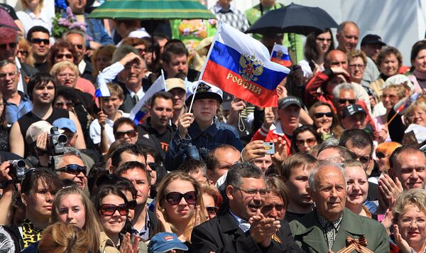 Aumenta el número de los rusos que valoran como normal la situación en el país - Sputnik Mundo