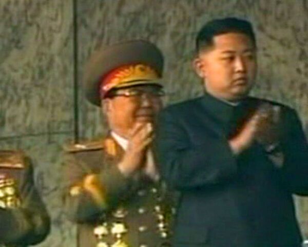 Líder norcoreano y su hijo menor presiden desfile militar_spa - Sputnik Mundo