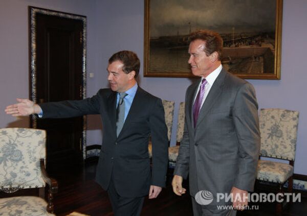 Dmitri Medvédev se reúne con Arnold Schwarzenegger  - Sputnik Mundo