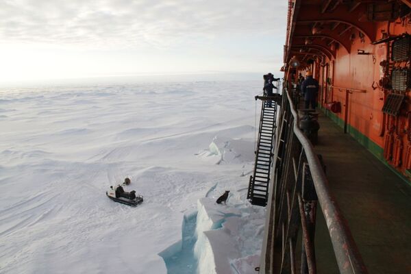 Exploradores rusos despliegan estación polar en témpano a la deriva en el Ártico - Sputnik Mundo