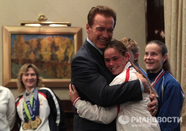 Arnold Schwarzenegger se entrevista con atletas y estudiantes rusos en Moscú - Sputnik Mundo
