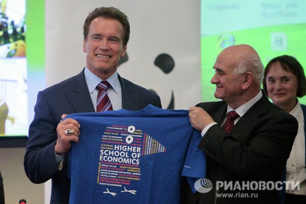 Arnold Schwarzenegger se entrevista con atletas y estudiantes rusos en Moscú - Sputnik Mundo