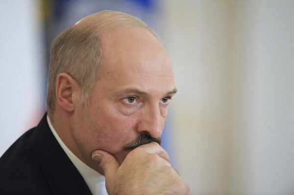 El presidente de Bielorrusia, Alexandr Lukashenko, firmó la semana pasada un decreto que establece las condiciones para que EEUU pueda ayudar a retirar de Bielorrusia el combustible nuclear gastado, según indica el respectivo documento insertado en el portal jurídico nacional. - Sputnik Mundo