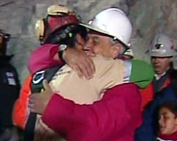 Primeros mineros chilenos salen de su encierro subterráneo - Sputnik Mundo