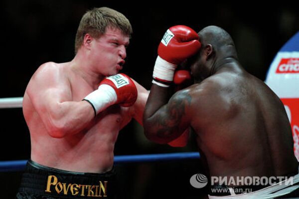 El peso súper pesado ruso Povetkin derrota al nigeriano Oruh - Sputnik Mundo
