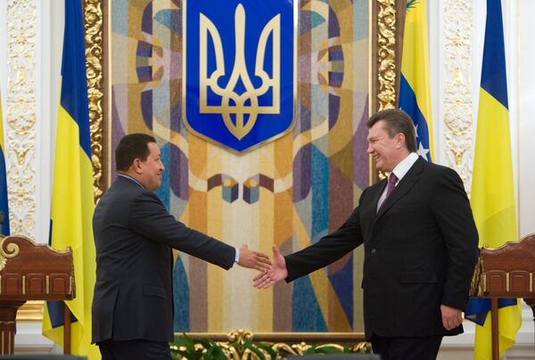 El presidente ucraniano Víctor Yanukóvich con el líder venezolano Hugo Chávez - Sputnik Mundo