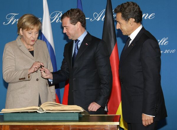 Angela Merkel, Dmitri Medvedev y Nicolas Sarkozy durante la cumbre en Deauville - Sputnik Mundo