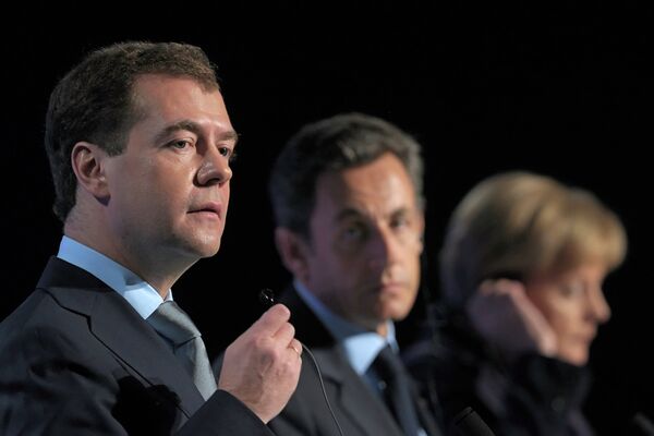La cumbre tripartita de Deauville: Dmitri Medvédev, Nicolas Sarkozy y Angela Merkel  - Sputnik Mundo