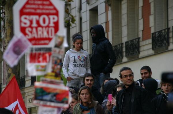Parisinos protestan contra la reforma de pensiones - Sputnik Mundo