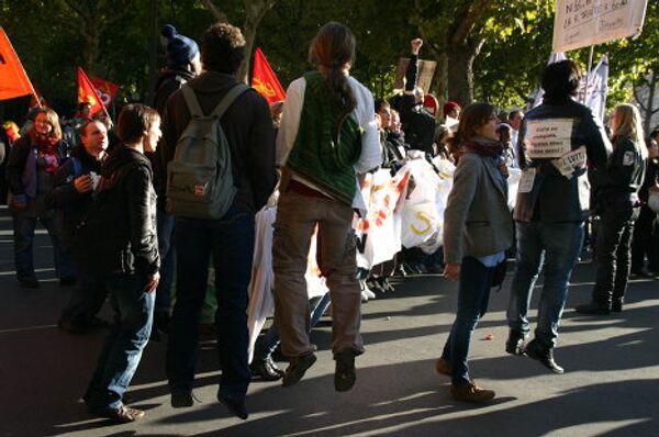 Parisinos protestan contra la reforma de pensiones - Sputnik Mundo