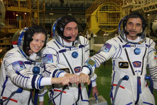 Los cosmonautas rusos Alexandr Skvortsov y Mijaíl Kornienko y su colega estadounidense Tracy Caldwell-Dyson - Sputnik Mundo