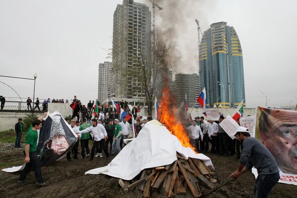 Jóvenes queman retratos de terroristas en la capital de Chechenia - Sputnik Mundo