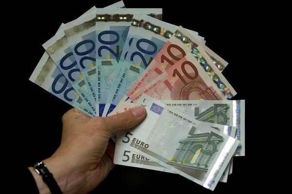 Estonios cambian en bancos más de 33 toneladas de monedas antes de ingreso en zona euro - Sputnik Mundo