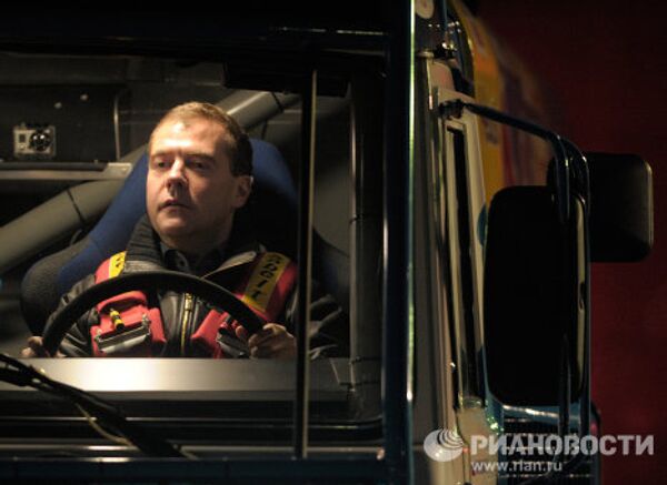 Dmitri Medvédev al volante de un Kamaz de carreras - Sputnik Mundo