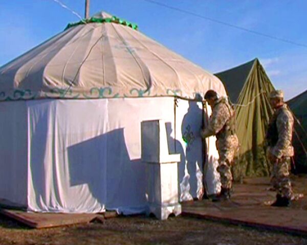 Paracaidistas kazajos se sienten como en casa en maniobras militares de la OTSC  - Sputnik Mundo