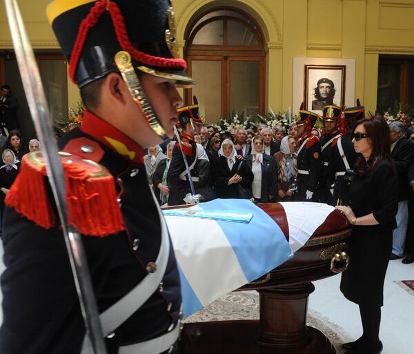 Decenas de miles de argentinos rinden tributo póstumo a Nestor Kirchner - Sputnik Mundo