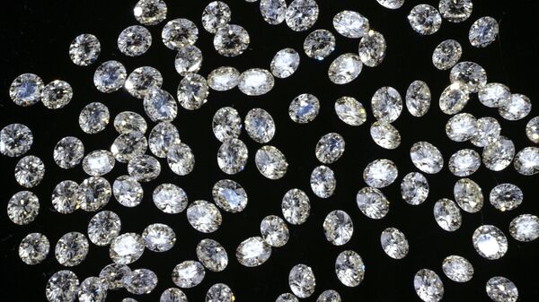 Policía de la India detiene a hombre con más de 2.000 diamantes en su estómago.  - Sputnik Mundo