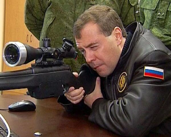 Medvédev dispara con un fusil de francotirador - Sputnik Mundo