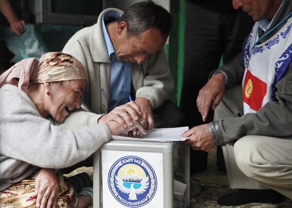 Los elecciones parlamentarias en Kirguizistán - Sputnik Mundo
