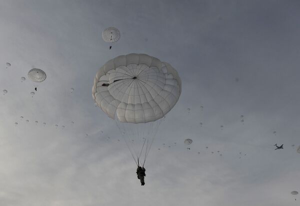 Paracaidistas rusos desembarcarán en las Kuriles durante la inspección sorpresa - Sputnik Mundo