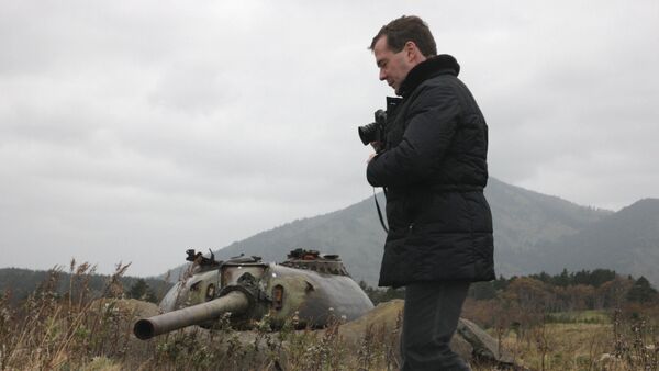 Dmitri Medvédev durante su visita a la isla de Kunashir en el 2010 - Sputnik Mundo