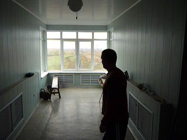 El misionero del centro de rehabilitación social de alcohólicos y drogadependientes, Igor Burikin, muestra un cuarto que sirve de gimnasio y para otras actividades de vida cotidiana  - Sputnik Mundo