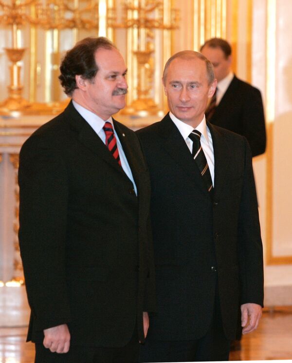 El embajador de la República Argentina en Rusia Leopoldo Bravo y Vladimir Putin. Archivo (2007) - Sputnik Mundo