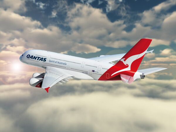 La australiana Qantas suspende los vuelos de uno de sus Airbus A380 tras hallar fisuras en las alas - Sputnik Mundo
