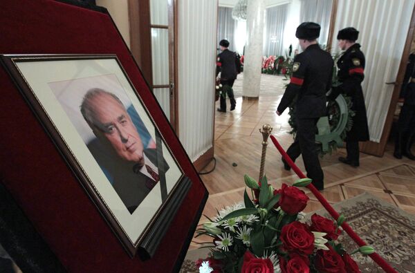 Medvédev y Putin asisten al funeral del ex primer ministro ruso Víctor Chernomirdin - Sputnik Mundo