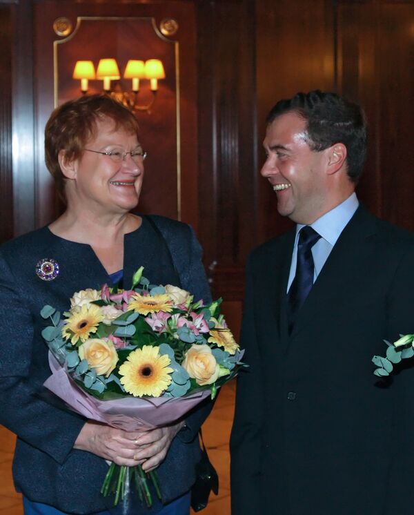 La presidenta finlandesa Tarja Halonen con su homólogo ruso Dmitri Medvédev - Sputnik Mundo