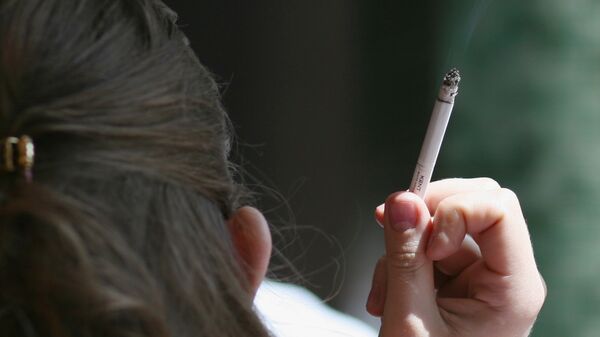 El vicio de fumar se cobra anualmente las vidas de unos 400 mil rusos - Sputnik Mundo