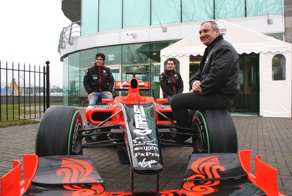 Los actuales pilotos de Virgin Racin, Timo Glock y Lucas di Grassi con Nikolái Fomenko - Sputnik Mundo