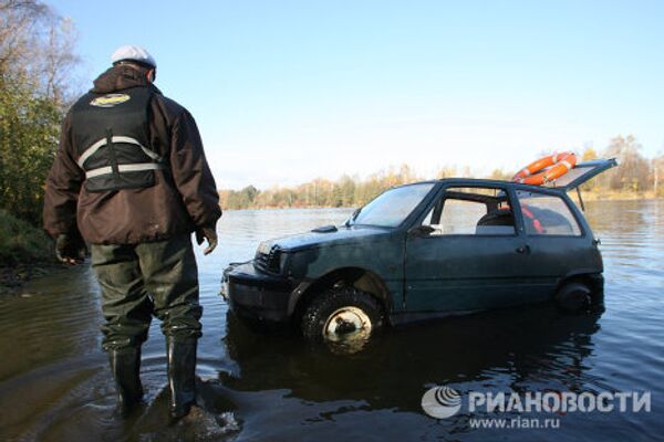 Ruso moderniza su coche en automóvil anfibio - Sputnik Mundo