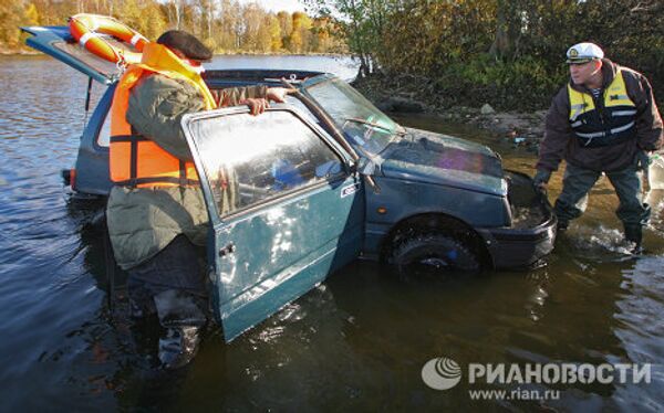 Ruso moderniza su coche en automóvil anfibio - Sputnik Mundo