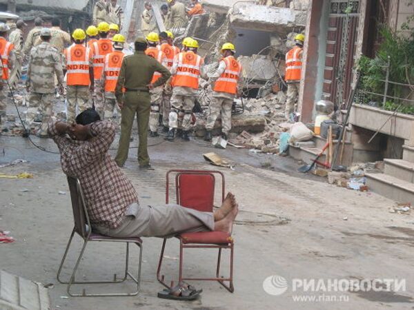 Labores de búsqueda y rescate tras derrumbe de edificio en Nueva Delhi - Sputnik Mundo
