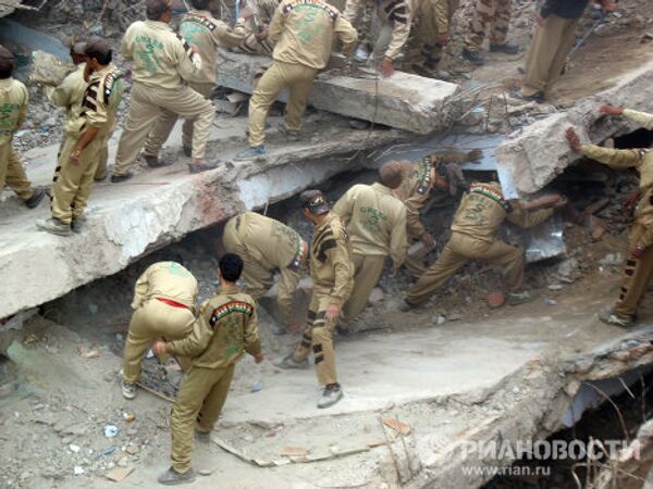 Labores de búsqueda y rescate tras derrumbe de edificio en Nueva Delhi - Sputnik Mundo