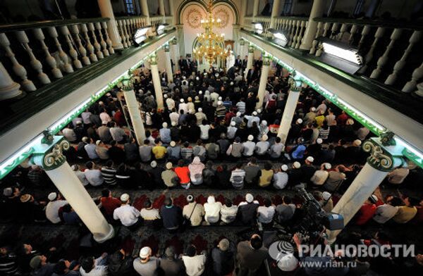Musulmanes de Moscú celebran la Fiesta del Sacrificio - Sputnik Mundo