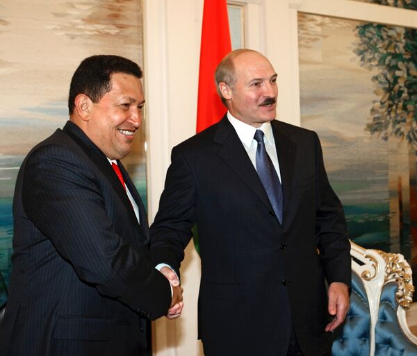 El presidente de Venezuela Hugo Chávez y su homólogo bielorruso, Alexander Lukashenko. Archivo - Sputnik Mundo