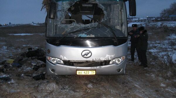 Seis personas muertas tras volcar autobús de pasajeros en Rusia - Sputnik Mundo