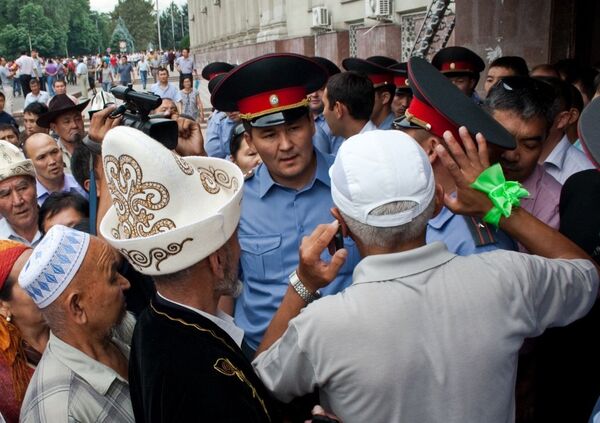 Experto declara que autoridades kirguises no defendieron a la población durante choques de 2010 - Sputnik Mundo