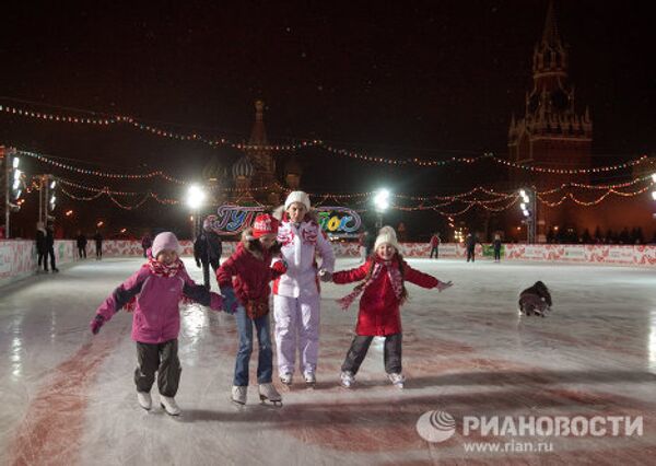 El invierno moscovita: inauguran pista de patinaje de la Plaza Roja - Sputnik Mundo