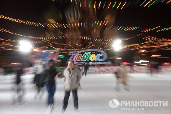 El invierno moscovita: inauguran pista de patinaje de la Plaza Roja - Sputnik Mundo