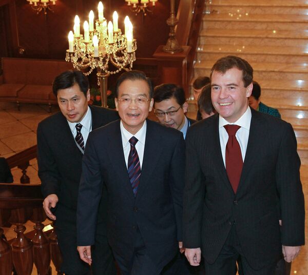 Dmitri Medvédev con el primer ministro de China, Wen Jiabao - Sputnik Mundo